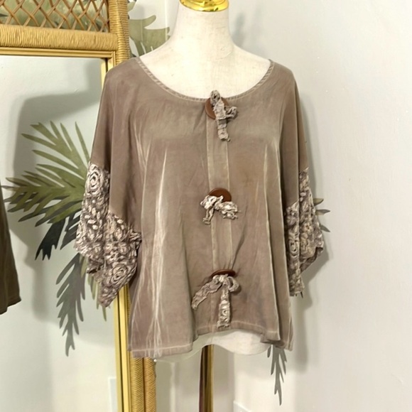 Pretty Angel Tops - Pretty Angel,YachtWear Classic Linen Blend Top/Blouse,Cool Wood Buttons, Size L